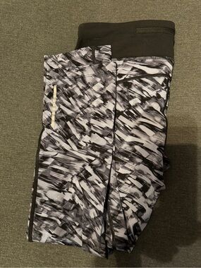 Nike Black & Gray Abstract Print Leggings